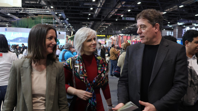 El secretario xeral del PSdeG, José Ramón Gómez Besteiro, junto a las diputadas autonómicas Lara Méndez y Patricia Iglesias en Fitur