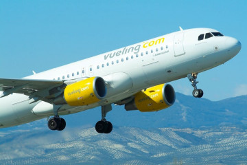 Archivo - Un avión de Vueling