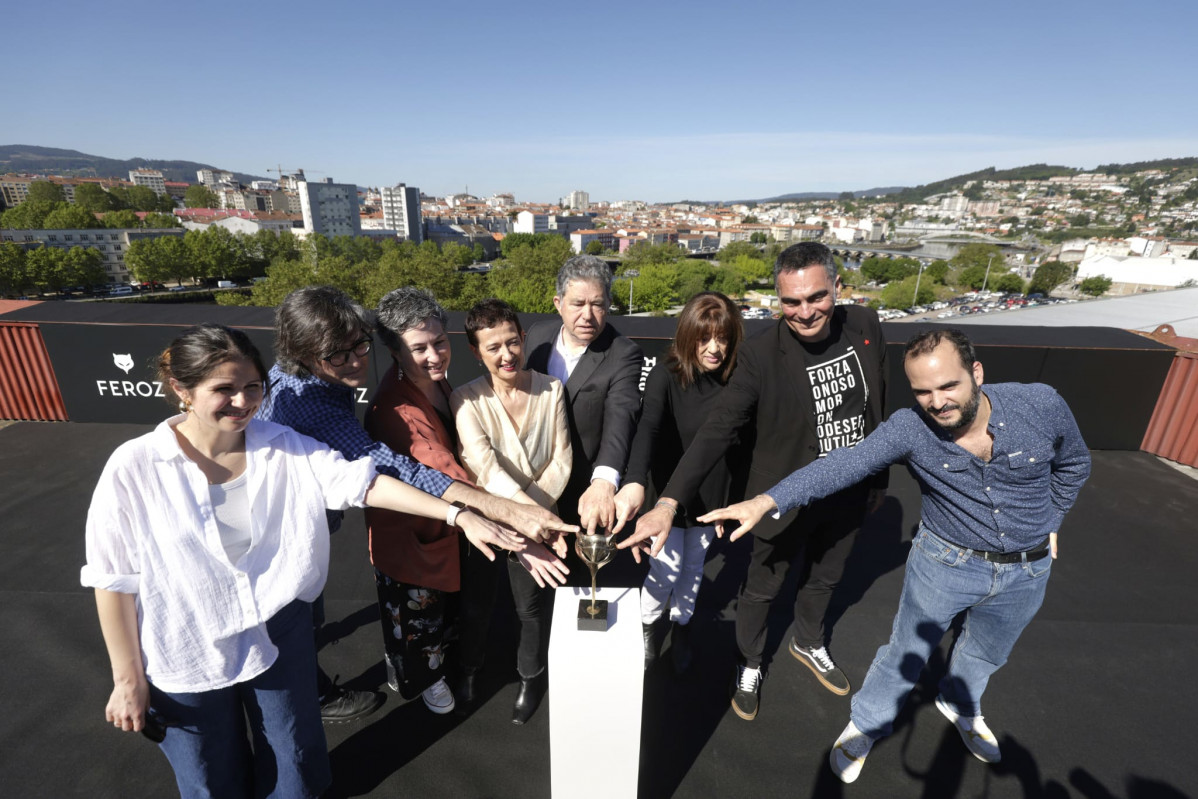 Archivo - El alcalde de Pontevedra, Miguel Anxo Fernández Lores, y la presidenta de AICE, María Guerra, entre otros, en la presentación de las galas de entrega de los Premios Feroz 2025 y 2026, que