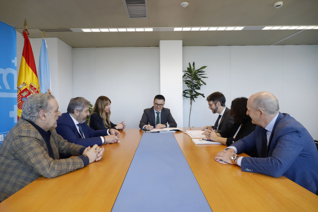 El conselleiro de Emprego, Comercio e Emigración, José González, se reúne con el secretario general de Anfaco-Cecopesca, Roberto Carlos Alonso.