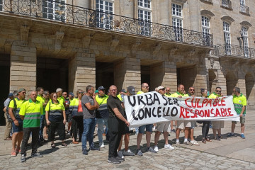 Archivo - Decenas de trabajadores de la empresa Urbaser, concesionaria del servicio de limpieza y recogida de basura en Santiago, se han manifestado este miércoles en la Praza do Obradoiro para prote