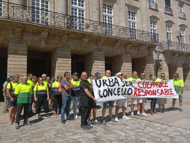 Archivo - Decenas de trabajadores de la empresa Urbaser, concesionaria del servicio de limpieza y recogida de basura en Santiago, se han manifestado este miércoles en la Praza do Obradoiro para protestar por los 