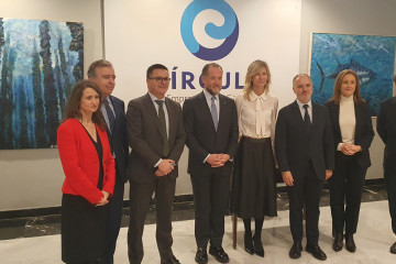 El presidente de Abanca, Juan Carlos Escotet, con autoridades antes del almuerzo coloquio ofrecido por el Círculo de Empresarios de Galicia, en Vigo, a 23 de enero de 2025.