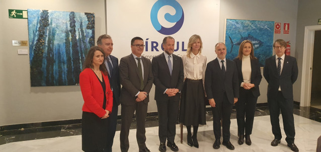 El presidente de Abanca, Juan Carlos Escotet, con autoridades antes del almuerzo coloquio ofrecido por el Círculo de Empresarios de Galicia, en Vigo, a 23 de enero de 2025.