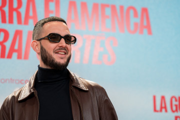 El rapero, compositor, cantante, actor y director de cine, Antón Álvarez, o más conocido como C.Tangana, durante el photocall del documental 'La guitarra flamenca de Yerai Cortés', en los Cines Ve