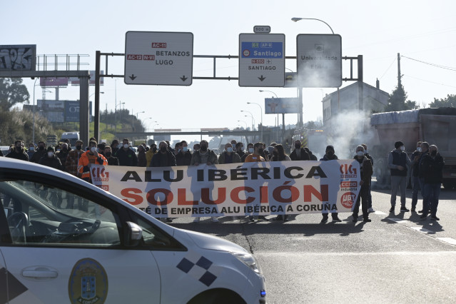 Archivo - Trabajadores de la plantilla de Alu Ibérica con una pancarta en la Avenida Alfonso Molina, donde han cortado el tráfico que sale de la ciudad, a 27 de enero de 2022, en A Coruña, Galicia (España). Los trabajadores de la fábrica de aluminio Alu I