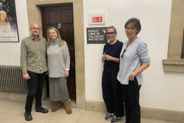 El portavoz del grupo municipal socialista, Gonzalo Muíños, junto a las concejalas Mila Castro, Mercedes Rosón y Marta Álvarez este viernes en el ayuntamiento de Santiago.