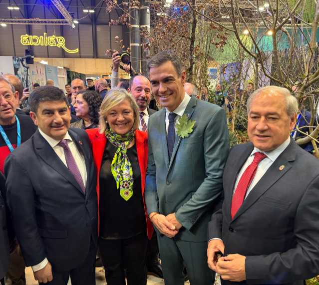 El presidente del Gobierno, Pedro Sánchez, visita el stand de Galicia jutno al delegado Pedro Blanco; la alcaldesa de Lugo, Paula Alvarellos; y el presidente de la Diputación de Lugo, José Tomé.