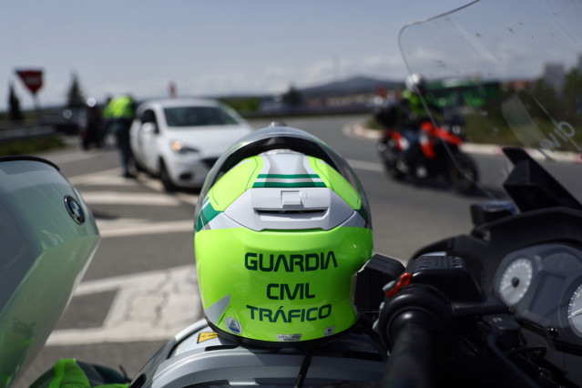 Archivo - El casco de la Guardia Civil en un control de tráfico en el kilómetro 34 de la A-1, el día que comienza la operación salida del puente de mayo 2022, a 29 de abril de 2022, en Madrid (España).