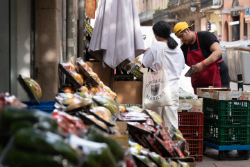 Archivo - Varias frutas expuestas en el exterior de una frutería