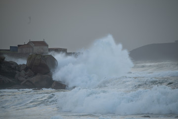 Archivo - El mar con olas por el temporal, a 5 de noviembre de 2023, en O Grove, Pontevedra, Galicia (España).