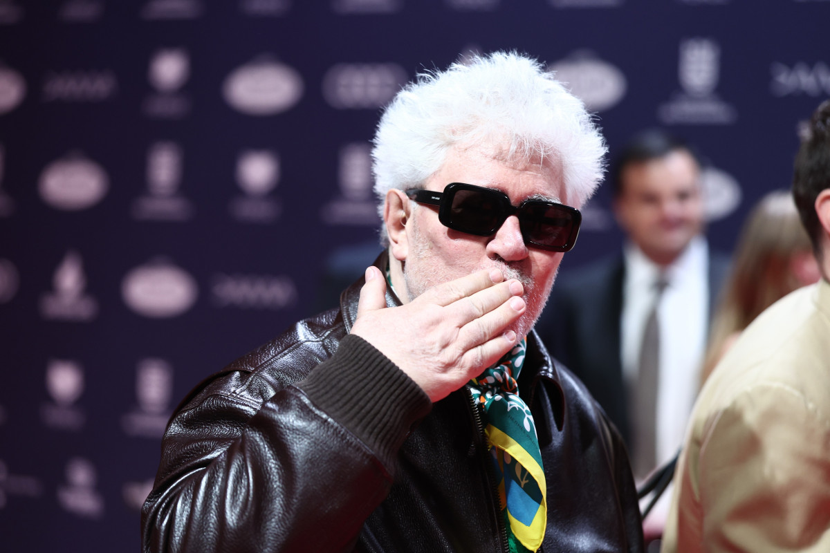 El director Pedro Almodóvar posa en la alfombra roja de los Premios Feroz 2025, en el Pazo da Cultura, a 25 de enero de 2025, en Pontevedra