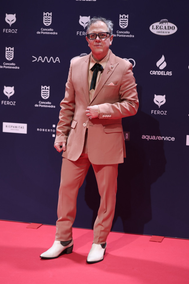 El actor Óscar de la Fuente posa en la alfombra roja de los Premios Feroz 2025.