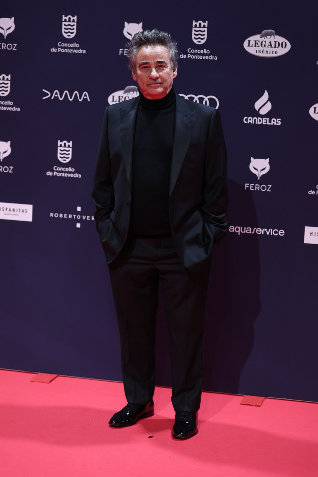 El actor Eduard Fernández posa en la alfombra roja de los Premios Feroz 2025.