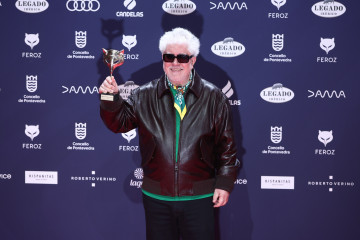 El director Pedro Almodóvar posa con el premio a Mejor dirección por 'La habitación de al lado'.