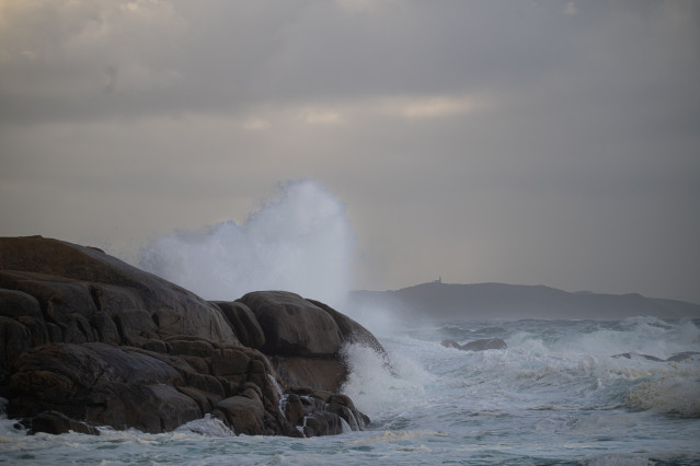 Archivo - El mar con olas por el temporal, a 5 de noviembre de 2023, en O Grove, Pontevedra, Galicia (España).