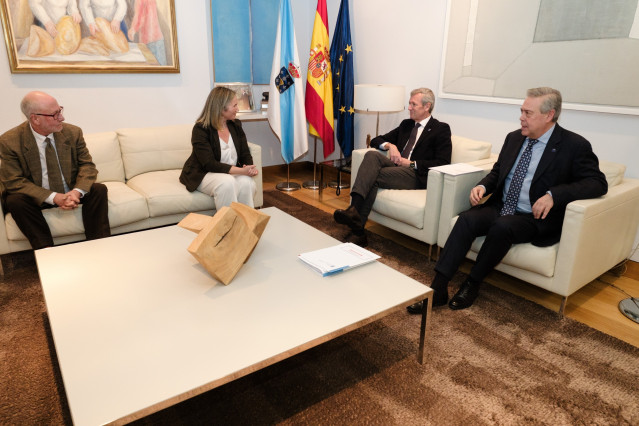 El presidente de la Xunta, Alfonso Rueda, reunido con representantes de la Asociación Española de Meningitis y con el conselleiro de Sanidade, Antonio Gómez Caamaño