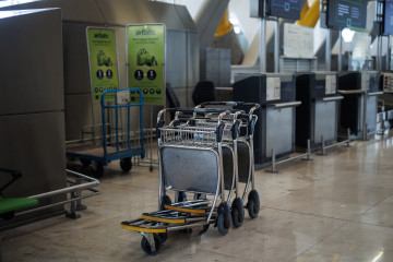 Archivo - Varios carritos en la terminal 4 del Aeropuerto Adolfo Suárez Madrid-Barajas, a 24 de julio de 2024, en Madrid (España).