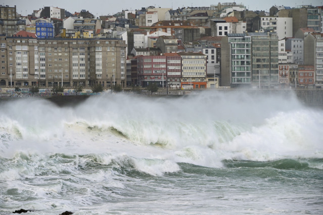 Archivo - Vistas del mar picado con edificios al fondo en A Coruña.