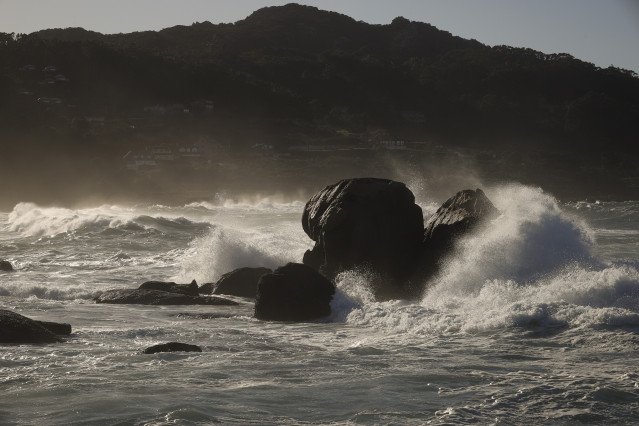 Archivo - Oleaje en la costa, a 23 de diciembre de 2024, en Baiona.