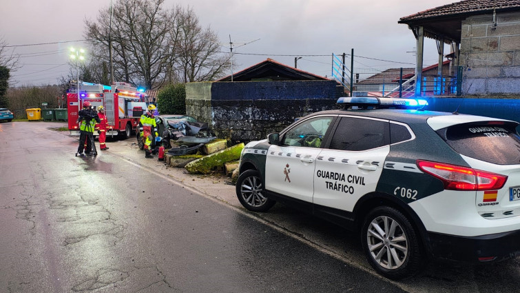 Conductor fallece tras chocar contra un muro en Amoeiro que cae sobre su coche