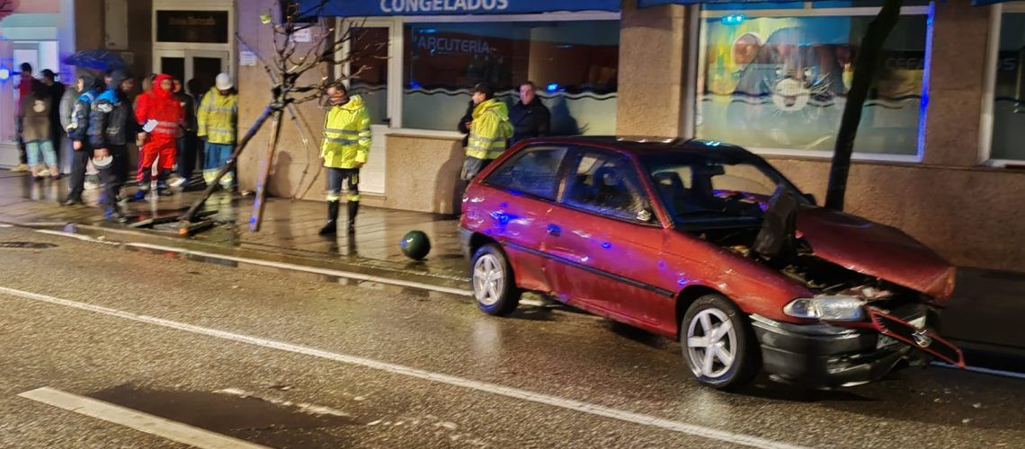 Coche accidentado sobre un bolardo en una imagen de Radio Redondela