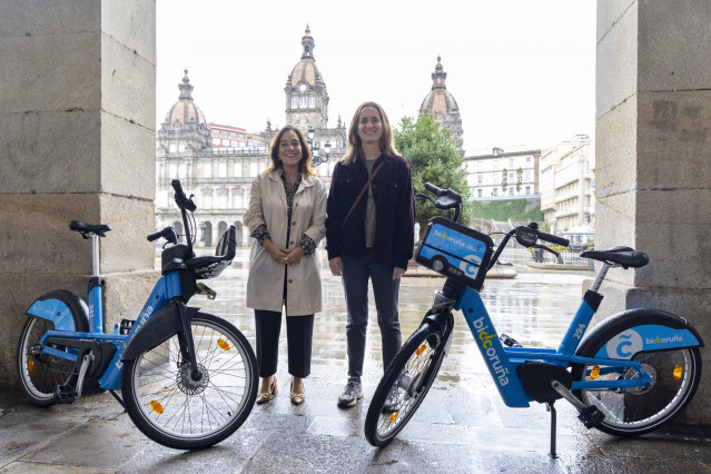 Archivo - La alcaldesa de A Coruña, Inés Rey, con una usuaria de BiciCoruña