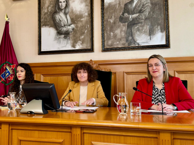 La alcaldesa de Santiago, Goretti Sanmartín, en el salón de plenos.