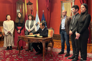 Recepción en el Ayuntamiento de Santiago al embajador de Japón en España, Takahiro Nakamae.