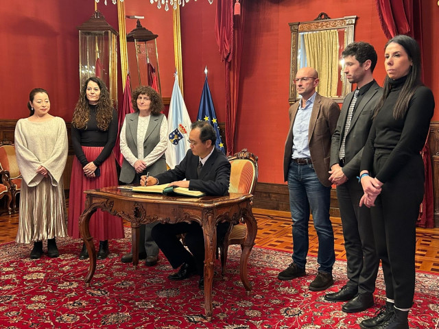 Recepción en el Ayuntamiento de Santiago al embajador de Japón en España, Takahiro Nakamae.