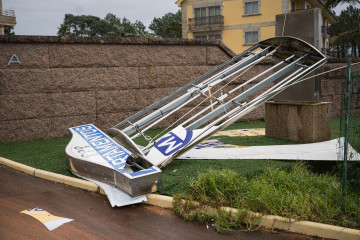 Un cartel en el suelo por las fuertes rachas de viento en la comarca de Salnés, a 27 de enero de 2025, en Salnés, Pontevedra, Galicia (España). La borrasca 'Herminia' recorre la Península hoy y ll