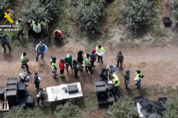 Inspección de la Guardia Civil y la ITSS de Lugo en una finca agrícola de la provincia, donde fueron identificados 82 trabajadores extranjeros en situación irregular. Se investiga a tres personas p