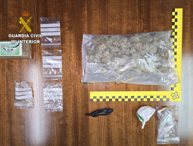 La Guardia Civil de Pontevedra investiga a dos jóvenes de 24 y 17 años por un supuesto delito de tráfico de drogas.