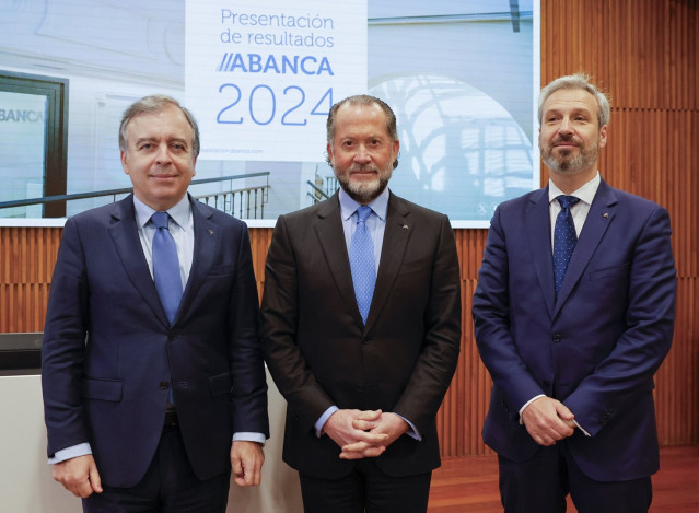 De izquierda a derecha, el consejero delegado de Abanca, Francisco Botas; el presidente, Juan Carlos Escotet Rodríguez; y el director general financiero, Alberto de Francisco, durante la presentación de los resultados de Abanca de 2024