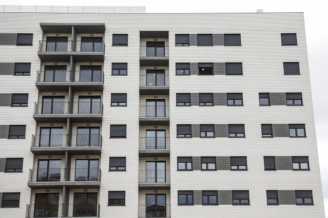 Archivo - Vista del edificio donde se han reubicado a las familias afectadas por el incendio de Campanar, a 27 de febrero de 2024, en València, Comunidad Valenciana (España). Un total de cien familias que han perdido sus viviendas en el incendio de Campan