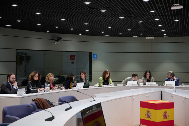 Archivo - Miembros de CCOO, UGT, CEOE y Cepyme durante una reunión con el Ministerio de Trabajo, en la sede del Ministerio, a 8 de enero de 2024, en Madrid (España). Durante la reunión, han tratado de cerrar un acuerdo sobre la subida que debe experimenta