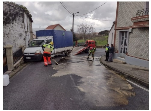 Los servicios de emergencias limpian una mancha de aceite tras un accidente entre un camión y un coche en Rianxo.