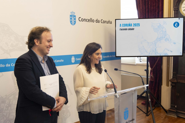 La alcaldesa de A Coruña, Inés Rey, y el concejal de Urbanismo, Francisco Díaz, en rueda de prensa