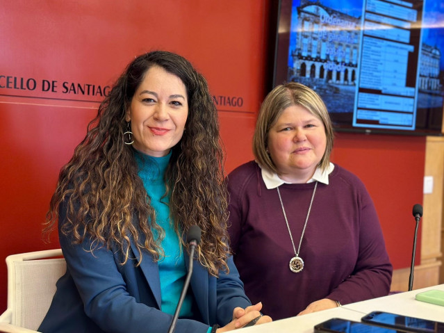 La concejal de Dereitos e Servizos Sociais, Promoción Económica e Xuventude, María Rozas, junto a la jefa de sección del departamento, Eva González.