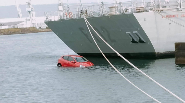 El vehículo en las inmediaciones de una fragata tras caer al mar en el Arsenal Militar de Ferrol