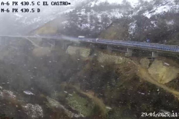 Nieve y viento en O Cebreiro esta mañana en una imagen de la DGT