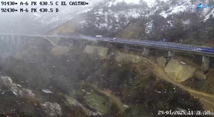 Nieve y viento en O Cebreiro esta mau00f1ana en una imagen de la DGT