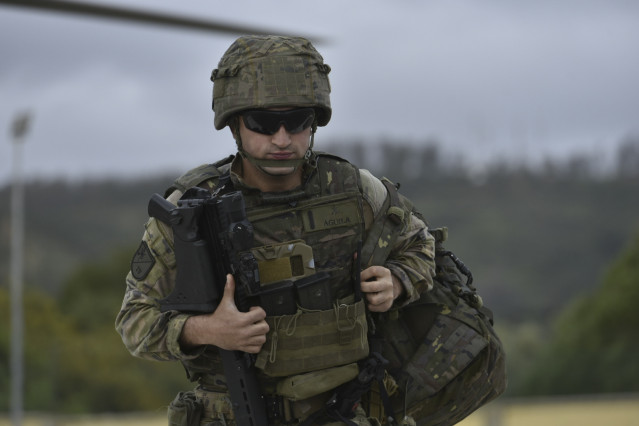 Archivo - Un militar durante un ejercicio, a 21 de marzo de 2024, en Ceuta (España). La Comandancia General de Ceuta ha desarrollado, en las zonas de instrucción y aislamiento, un ejercicio con la participación del Batallón de Helicópteros de Maniobra VI