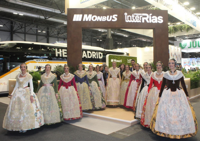 Visita de la Fallera Mayor y su Corte de Honor al stand de Viajes InterRías en Fitur 2025