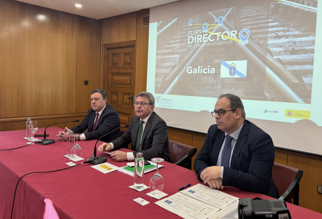 El secretario de Estado de Transportes, José Antonio Santano, y el comisionado del Gobierno para el Corredor Atlántico, José Antonio Sebastián, presentan las actuaciones relativas a Galicia