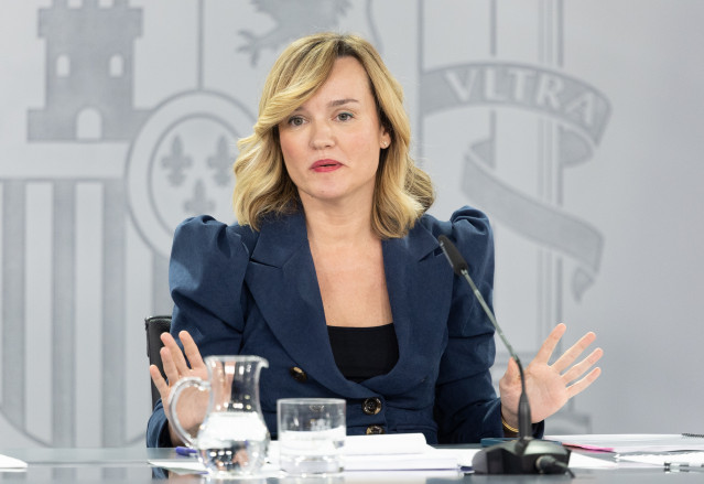 La ministra de Educación, Formación Profesional y Deportes, Pilar Alegría, interviene durante una rueda de prensa posterior a la reunión del Consejo de Ministros, en el Palacio de La Moncloa, a 14 de enero de 2025, en Madrid (España). El Consejo de Minist