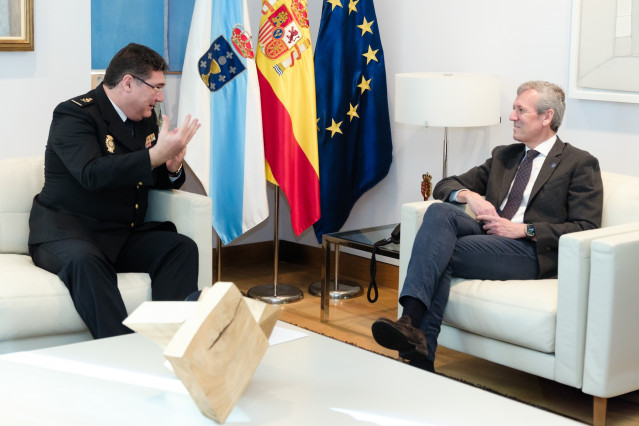 El presidente de la Xunta, Alfonso Rueda, mantiene un encuentro en su despacho con el nuevo jefe superior de la Policía Nacional en Galicia