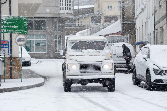 Archivo - Un vehículo cubierto de nieve circula por Pedrafita do Cebreiro