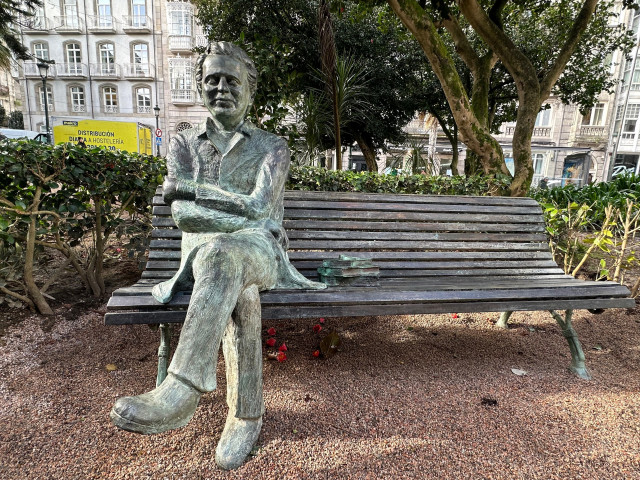 El Ayuntamiento de Vigo instala una escultura de Domingo Villar para perpetuar su recuerdo en la memoria de la ciudad.