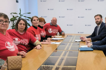 Reunión entre la Plataforma Mina de Touro   O Pino Non y diputados del PPdeG